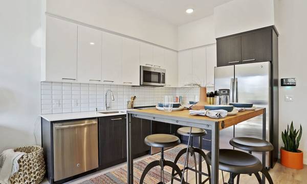 $1,562 / 519ft2 - Package Receiving, Parking Type: Surface Lot, Studio (1907 Q Street, Sacramento, CA)64043665425153121