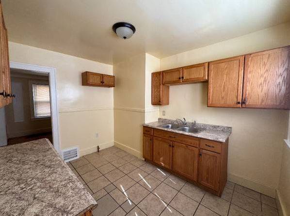 $900 / 1br - Amplio adosado de una habitación con ocupación inmediata - $1000 de descuento (Taylor)63926724659842121