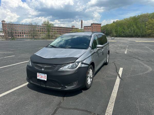 2017 Chrysler Pacifica 45000miles - $6,999 (Sudbury)63615747576835121