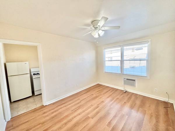$1,125 Adorable Studio, Gated, Laminate, Upstairs, Laundry, AC, 1725.5 P St (Downtown Sacramento)63900309061250123