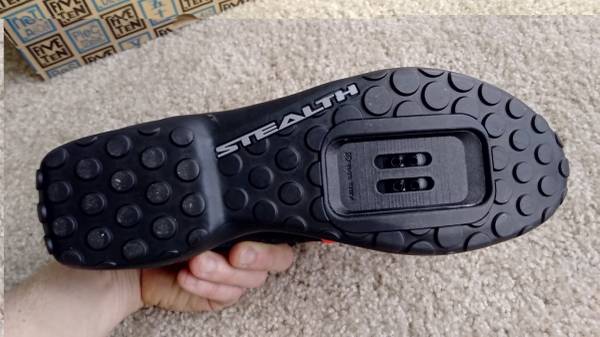 ***NUEVO*** Zapatos MTB sin calas Five Ten "Stealth" (negro/rojo), talla 11.5 - 120 dólares (Issaquah)63439433869955122