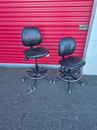 Rolling  adjustable  stools 1