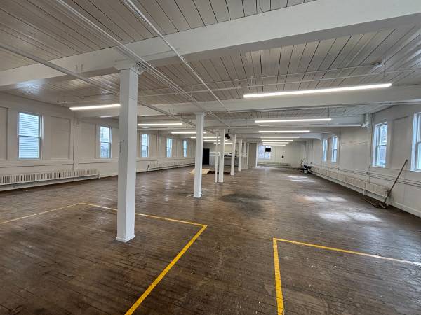 $3,000 / 2000ft2 - WAREHOUSE SPACE / Office Space / STORAGE SPACE !! (Wakefield / Main Street)63611897251075123