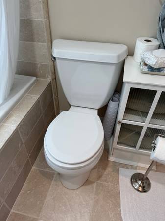 Toilet in good working condition with new wax seal 1