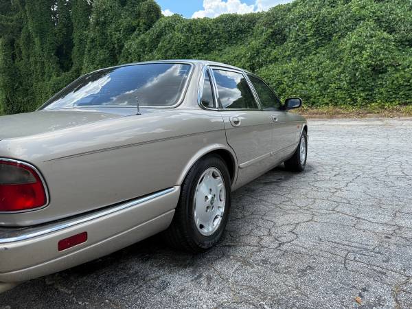1995 Jaguar XJ6 - $2,50063620105796353122
