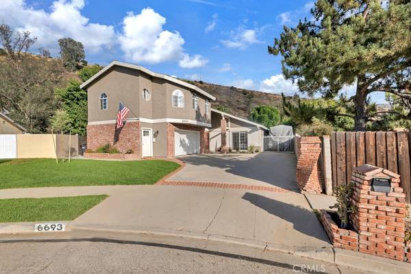 Imagine what your friends would think! Home in Simi Valley. 5 Beds, 3 Baths 1