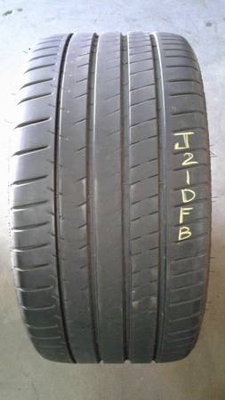 275 / 35 R 19 tire 1