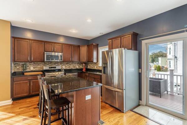 $850 / 2br - Room available in east Boston (boston)63863134519939124