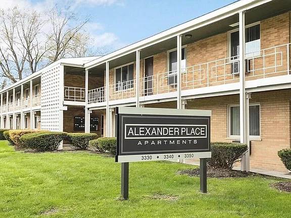 $850 / 2br - 900ft2 - Updated 2-Bedroom Apartment Near Downtown Royal Oak (3330 Greenfield Rd #11, Royal Oak, MI)64018941865475120