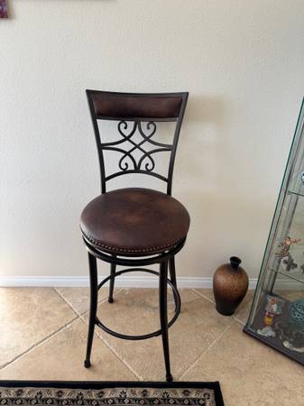 3 Bar stools 1