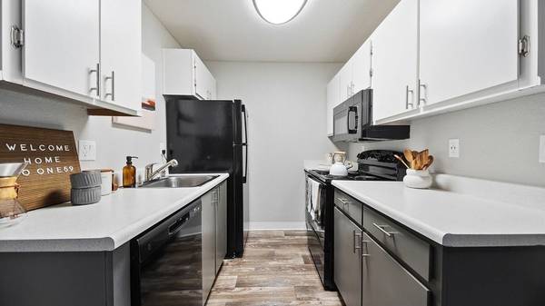 $2,630 / 2br - 850ft2 - Don't Miss Out! Tour Today! Live Rent FREE For A Month! (san leandro)63797037234561122