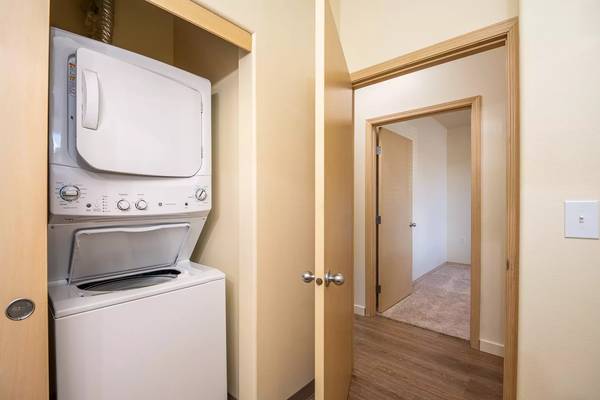 $1,395 / 1br - 650ft2 - In-home washer and dryer, large walk-in closets and more. (Fairview)63914739497987124