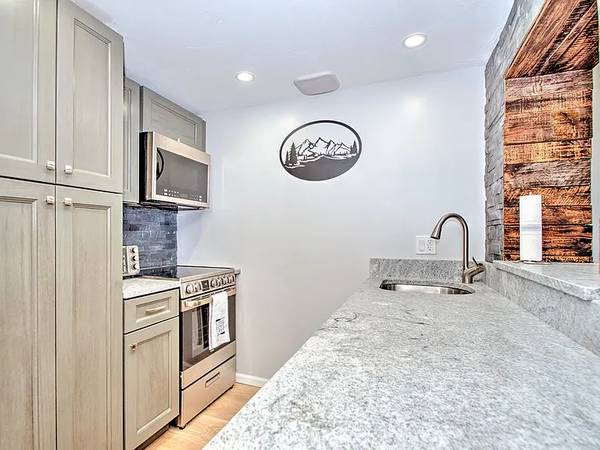 $650 / 1br - luxury lakeview 1 bed condo available Enjoy the beauty of the Lake. (Laconia, NH)63656228200195121