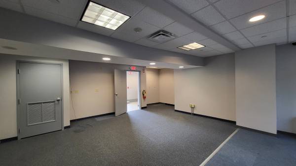 $1,200 / 700ft2 - Espacio de oficina a nivel del suelo justo en el campus norte de UMass Lowell (Pawtucketville)63699276268161121