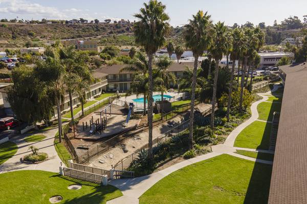 $1,825 / 1br - 740ft2 - Live the Beach Lifestyle in this Charming 1 Bedroom with Pool & Parkin (Oceanside)63819410423169124
