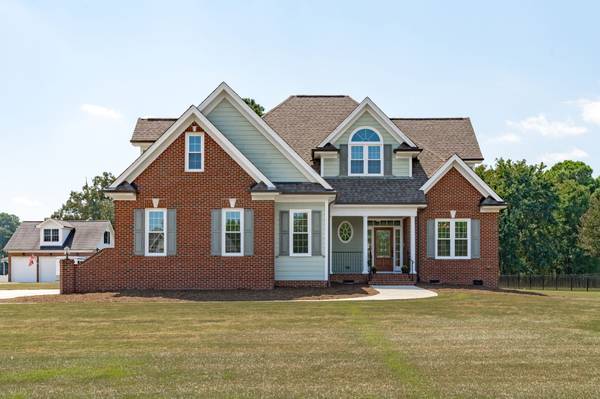 $625,000 / 3br - 2832ft2 - Price Drop on Contemporary Cape in Pool Community of Maggie Run (Fuquay Varina/Maggie Run)64204222709121120