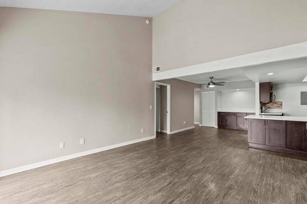 Two Car Garage, Vaulted Ceilings, Barbecue Grills 1