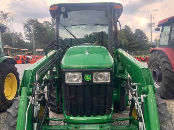 John Deere 5083E Cab - 4x4 con cargador - $45,900 (Vincent)63440349862145123