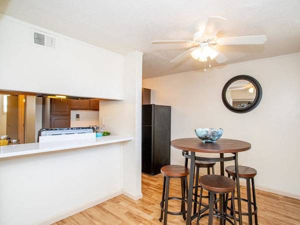 $980 / 2br - 900ft2 - Two Large Outdoor Pools, 2bd 1ba, Bloomington IL63700577689347122