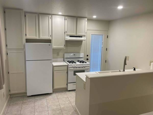 $1600.00 / 1br - 900ft2 - Fantastic Find! Pet Friendly!63952102520322120