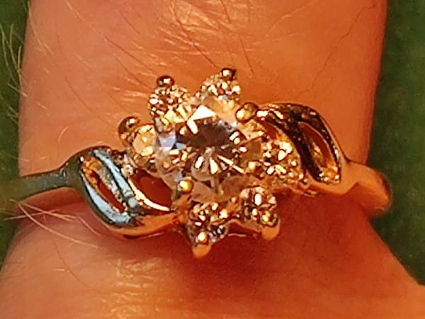 14k Solid Yellow Gold 7 Diamond Ring 1