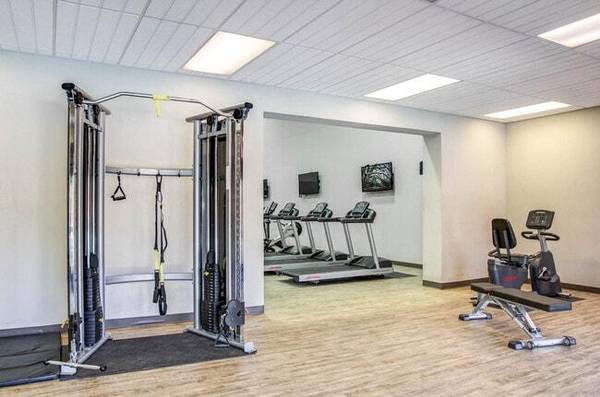 $1,579 / 2 habitaciones - 888 pies² - Piso con grano de madera falso, 3 piscinas exteriores deslumbrantes y 1 piscina interior63680375591427123
