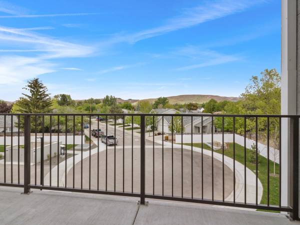 $1,810 / 2br - 1180ft2 - High Speed Fiber Internet Access, Expansive, Light-Loving Windows (Northwest Boise)63794920346625121