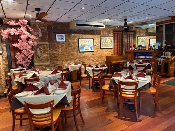 $23,500 / 2000ft2 - BEAUTIFUL RESTAURANT AND BAR UPPER EAST SIDE VENTING AND KITCHEN! (Upper East Side)63788408808067121