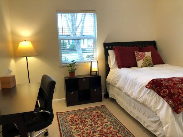 $560 / 2br - PRIVATE BRIGHT BEDROOM AND BATH READY (Medford)63690775463937123
