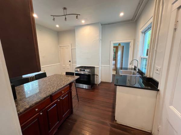 $4,000 / 4br - 9 Month Sublet - Sept 2025 - May 2026. *No Fee* (West Somerville)63875606233217120