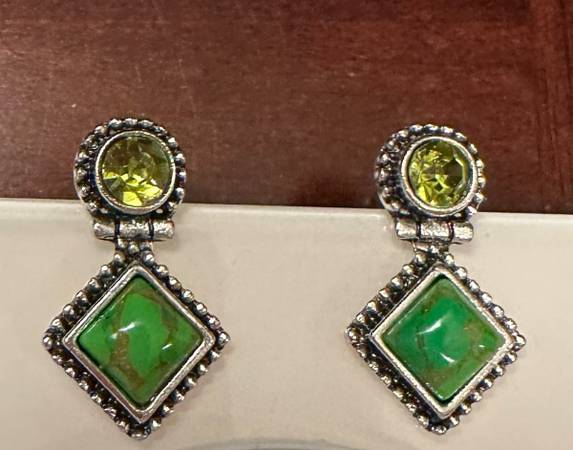 NEW pretty green stone silver earrings 1