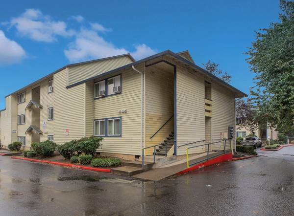 $1,450 / 2br - Convenient Two Bedroom - Off-Street Parking - Washer & Dryer Hookup (Rockwood Area)63841708265091121