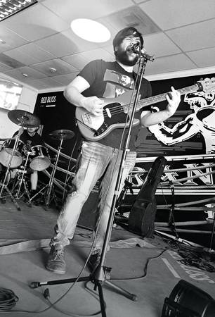 Bassist/Guitarist/Vocalist looking for band 1