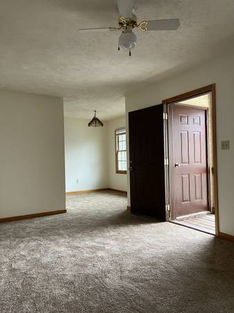 $1,600 / 2br - Nice top floor unit in North Asheville (Beaverdam Lake)64029374864003122