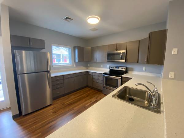 $3,079 / 2br - 1560ft2 - Your autumn oasis awaits! Rent this 2 bedroom Townhome today! (27 East Ridge Drive, Milford  NH)63931658426371124