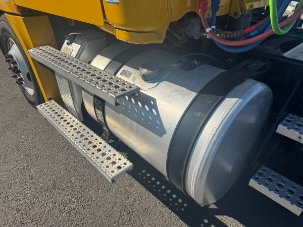 2020 Freightliner Cascadia 126 6x4 - Photo 12