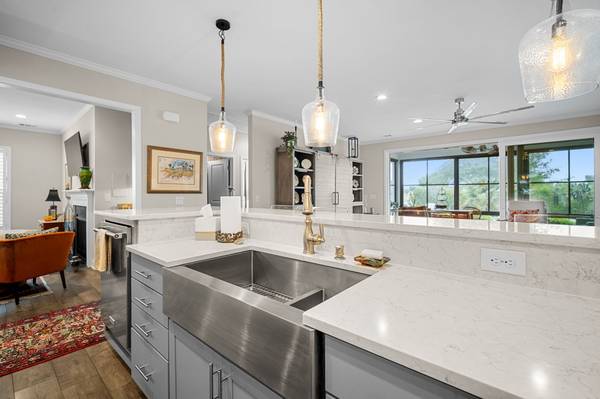 $1 / 2500ft2 - Golf-to-Lagoon Views; Four-Seasons Sunroom; Wine Bar & Gas Firepit (Sun City)64141597545346122