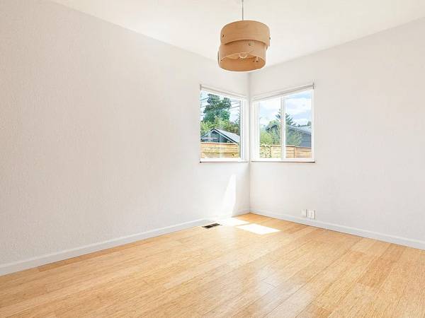 $800 / 2br - This 2 bed 1 bath home (Portland, OR)63776960789635122