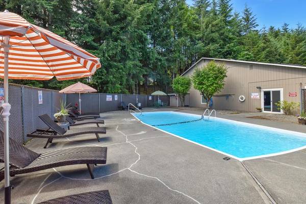 $1,345 / 1br - 563ft2 - Tour Today, Basketball & Racquetball Court, Package Service63688480075011120