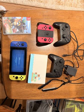 Nintendo Switch + 2 Pro Controllers + Dock 1