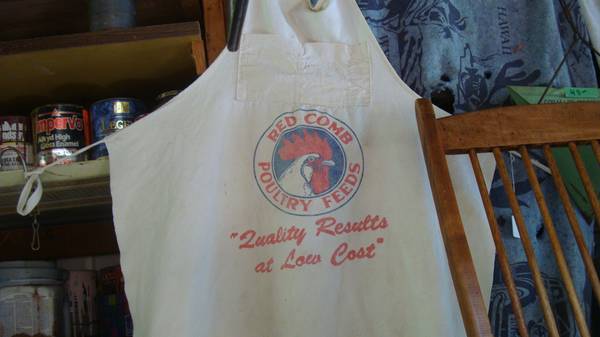 Red Comb Poultry Feed Apron great shape 1