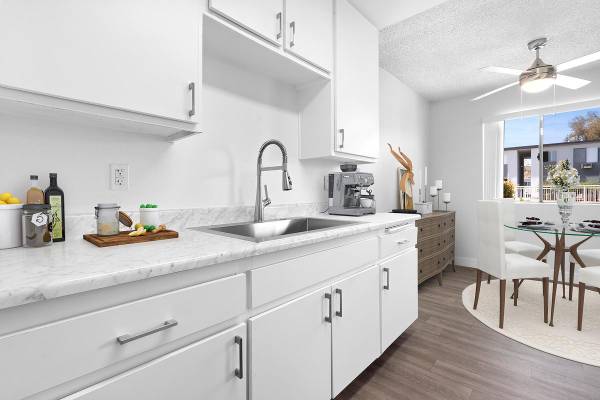 $2,260 / 2br - 849ft2 - Mantenimiento en el lugar, listo para cable, instalaciones de lavandería, piscina (El Cajon)63657326846979120