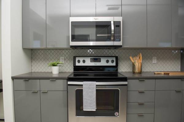 $1,455 / 507ft2 - Studio with concrete floors throughout, A/C & Washer/Dryer! (4525 NE Fremont St)63956352892290122