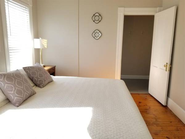 $1,400 / 1br - 1000ft2 - Modernly appointed with furnishings just like a home.63931657207939121