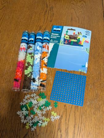 # Plus Plus building toys - 4 sets, baseplate & extra pieces 1