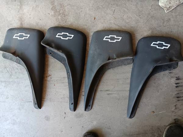 2003 CHEVY TRUCK MUD FLAPS 1