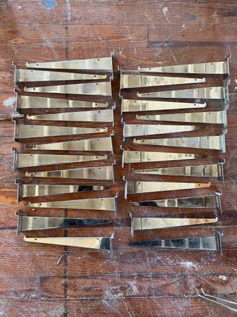 Slat wall assortment, chrome accessories. (I04 pcs ) 1