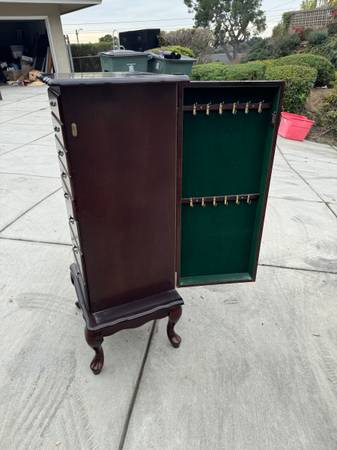 Armario joyero Powell con cajones de madera cerezo de 40" de altura - $200 (Pasadena)63471469965569122
