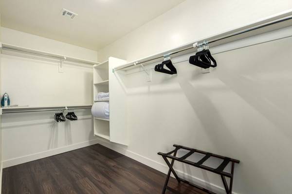 $1,695 / 2br - Pet Friendly - Heated Pool - Playground - Deposit Assistance (East Valley)64024997501185123