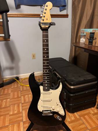 2000 US Fender Strat and case 1
